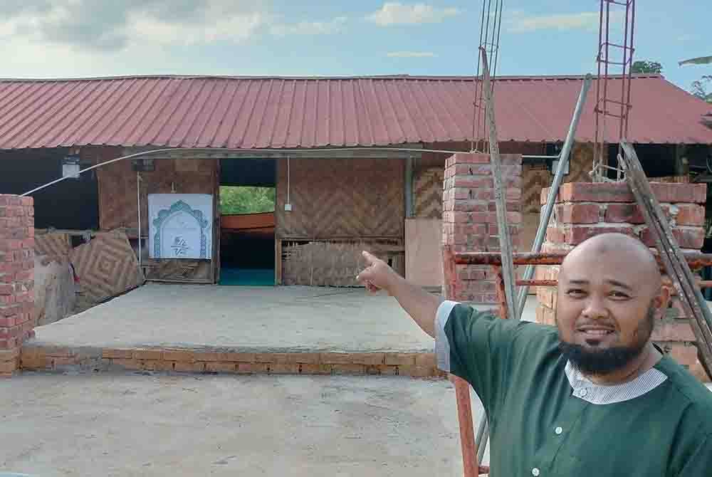 Muhammad Wafdi menunjukkan Surau Belantara di Kampung Pulau Tujuh, Air Banun, Gerik yang digunakan masyarakat Orang Asli untuk beribadat, kini sedang dalam proses baik pulih.