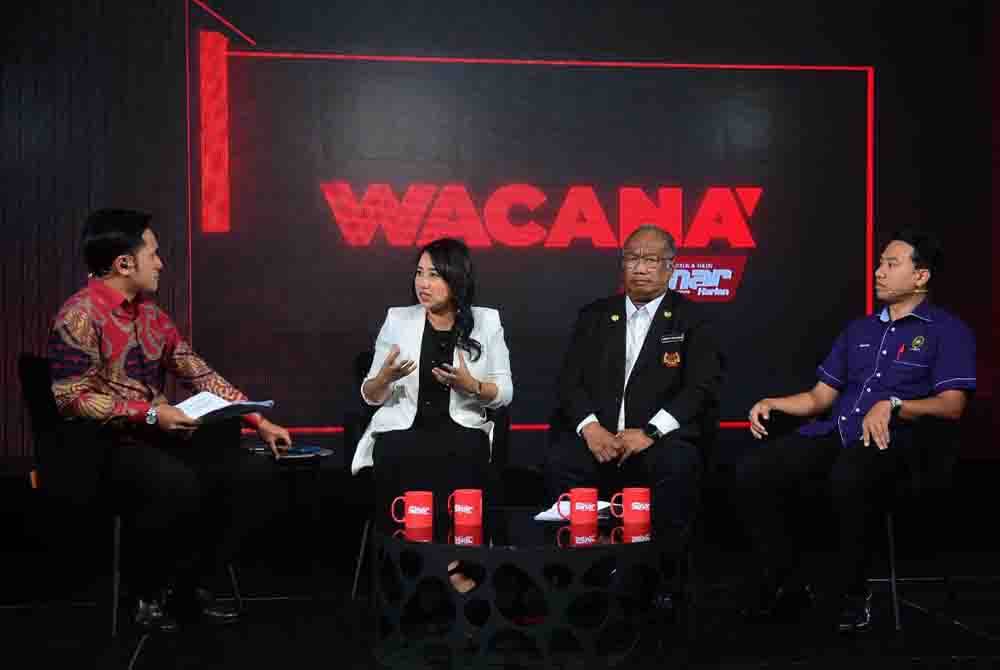 Dari kiri: Ismail (hos) bersama Liyana, Abdul Rahman dan Hussain ketika siaran langsung Wacana Sinar Harian bertajuk ‘Pencen atau KWSP?’ di Studio F, Kompleks Kumpulan Karangkraf pada Selasa. Foto Sinar Harian- ASRIL ASWANDI SHUKOR