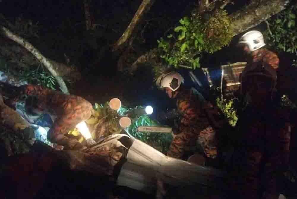 Pasukan bomba meneruskan pemantauan bagi memastikan tiada lagi mangsa terperangkap. Foto ihsan JBPM Perak