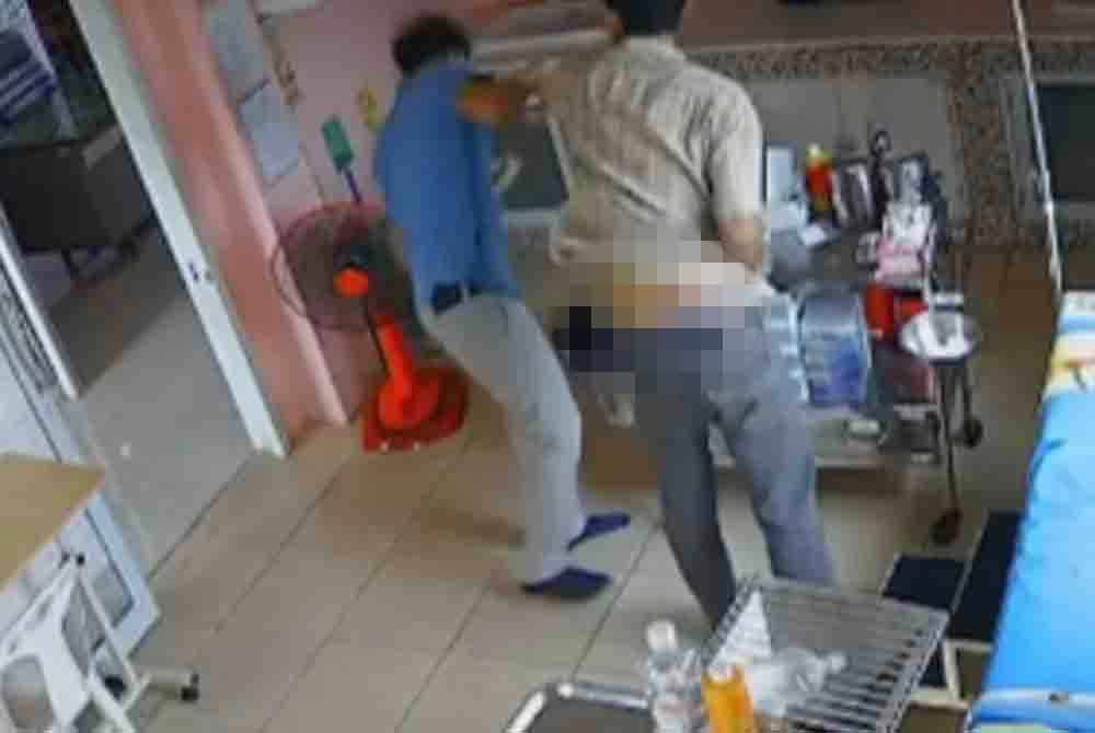 Pesakit mental (kanan) menumbuk petugas kesihatan di sebuah klinik di daerah Bang Luang, Pathum Thani, Thailand. Agensi