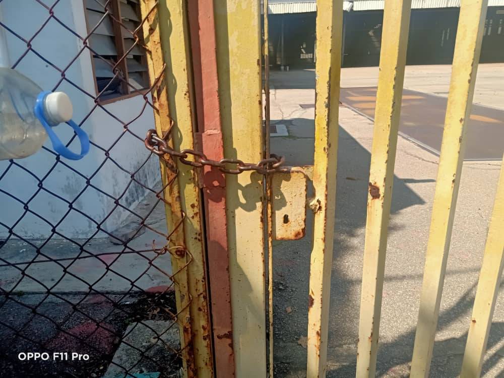 Pintu pagar kilang tersebut dikunci dan tiada nama kilang pada premis berkenaan.