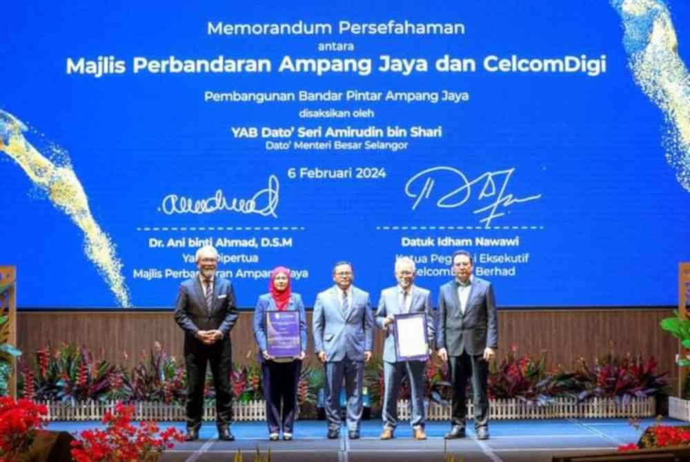 Amirudin (tengah) menyaksikan majlis menandatangani MoU di antara Majlis Perbandaran Ampang Jaya bersama CelcomDigi Berhad. Foto Facebook Amirudin Shari