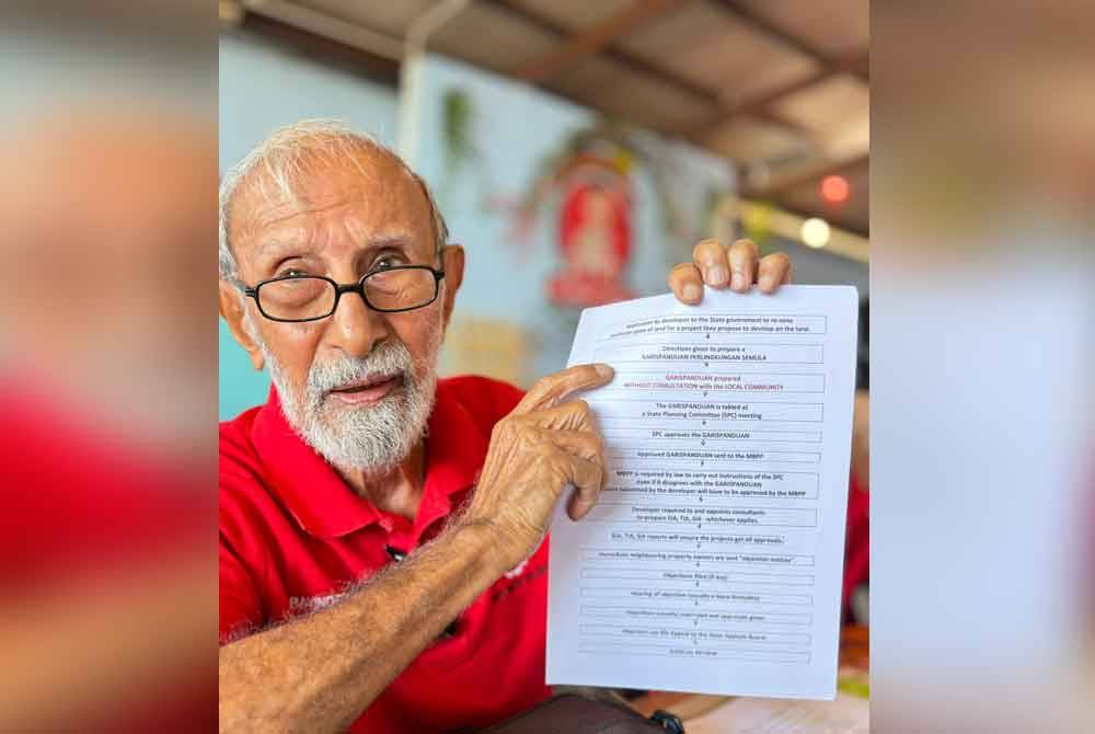 Ravinder menunjukkan aturan bagi proses pengezonan semula tanah pada sidang akhbar pada Rabu.