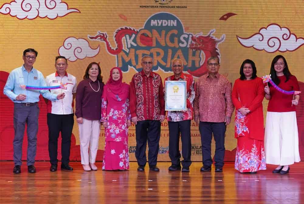 Ahimmat (empat dari kanan) menunjukkan anugerah yang diterima.