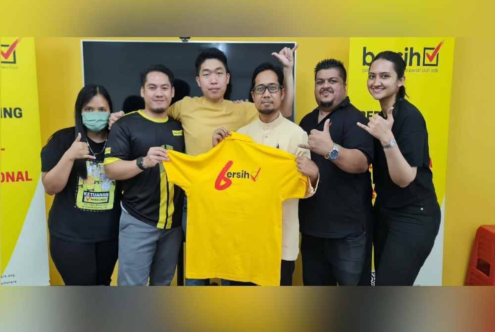 Faisal (tiga dari kiri) bersama rakan gabungan Bersih yang hadir sidang akhbar pada Rabu.