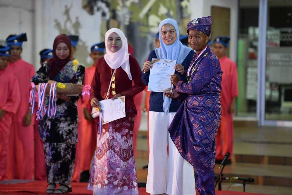 Muhammad Danish Asyraaf (kanan) turut menerima sijil penyertaan dan hadiah sempena majlis penutup yang diadakan di Dataran Kompleks Sanggar Siswa, Bangunan Hal Ehwal Pelajar dan Alumni (HEPA), Universiti Malaysia Terengganu.