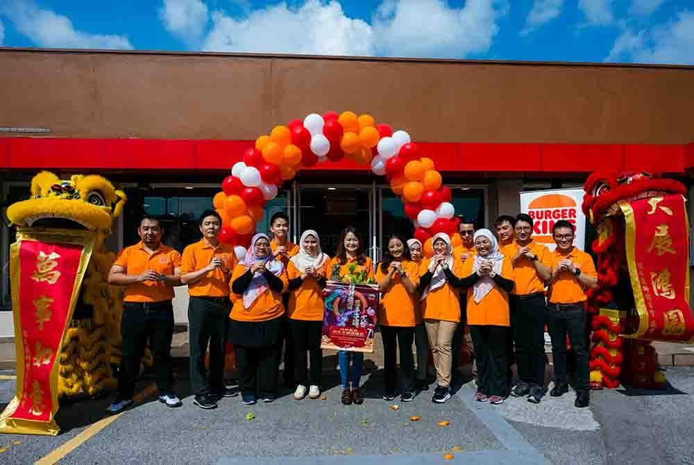 Lee Tieng (tengah) bersama kru Burger King.
