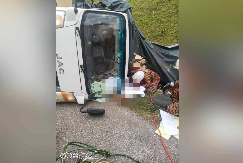 Anggota bomba cuba mengeluarkan mangsa yang tersepit.