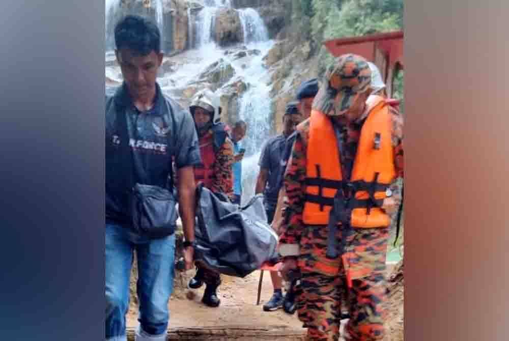 Mayat remaja lelaki dibawa oleh anggota bomba selepas ditemukan lemas di air terjun Sungai Pandan pada Rabu. - Foto: Bomba Pahang