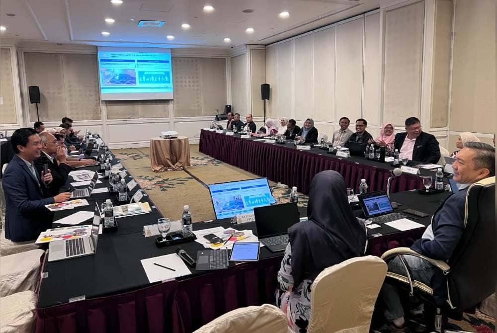 Sze Han (kanan) ketika mempengerusikan Mesyuarat Jawatankuasa Tetap dan Pemukiman Mobiliti Selangor 2024 di Petaling Jaya pada Rabu