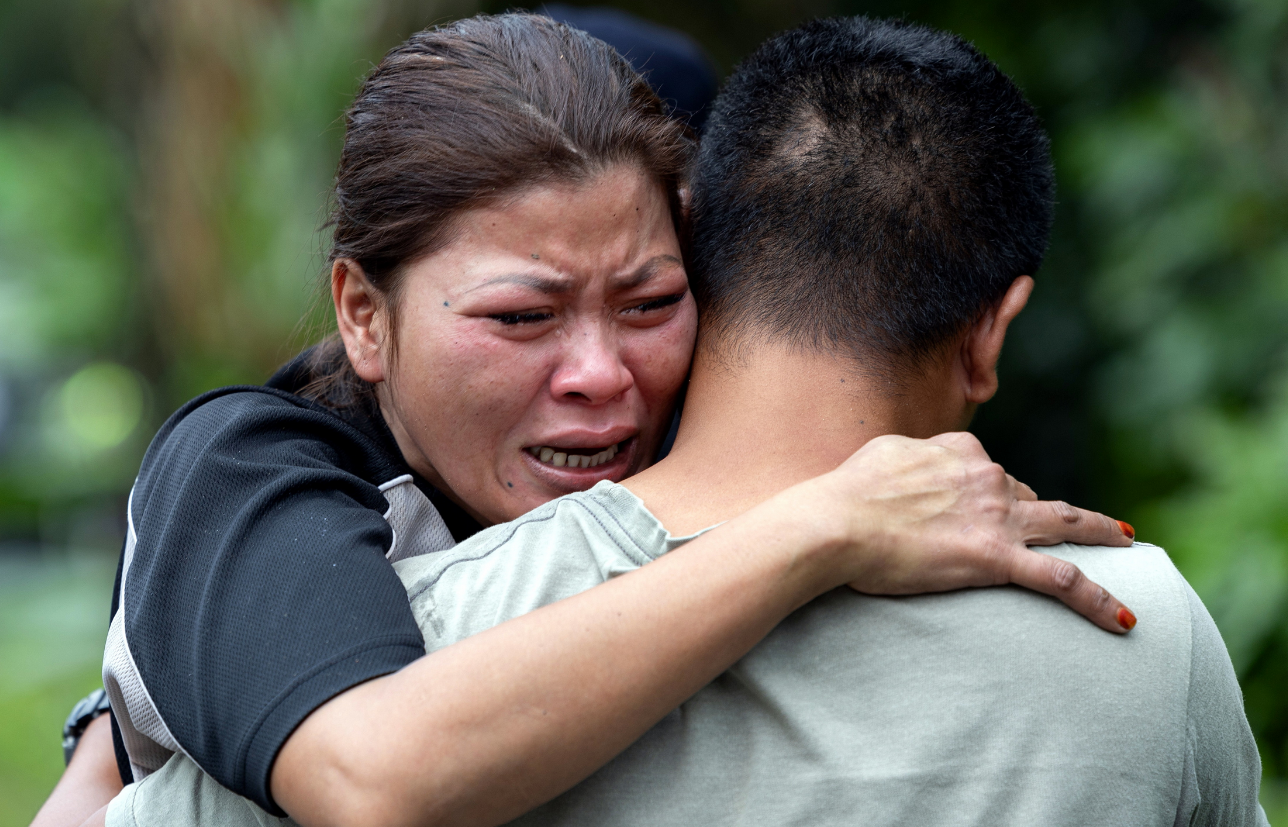 Mangsa tragedi kepala air, Aslinda Bani, 38, tidak dapat menahan kesedihan sejurus menerima berita kematian adiknya, Aszura Bani, 37, ekoran kejadian tersebut di Sungai Kenjur Kampung Poh, Bidor pada Rabu. - Foto Bernama