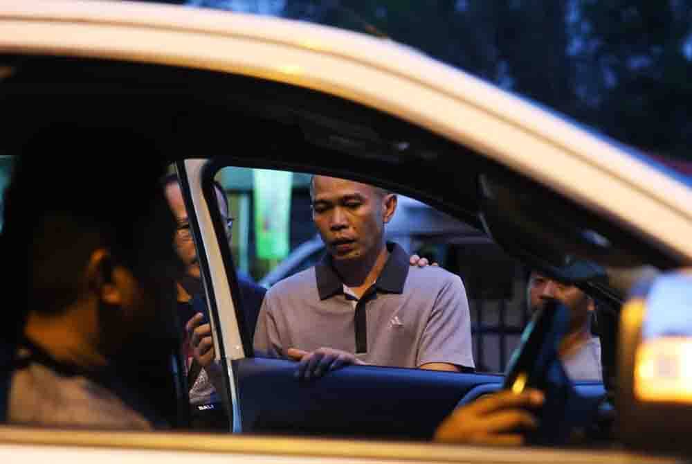 Bapa mangsa, Azam Radin Mustapha Amiruddin, 46, kelihatan sayu ketika ditemui di lokasi kejadian.