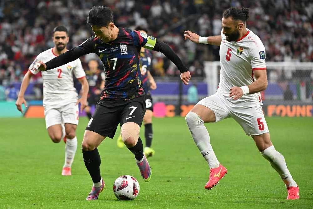 Son Heung-min (kiri) gagal membantu Korea Selatan melangkah ke final Piala Asia selepas dikejutkan Jordan 0-2. Foto Agensi