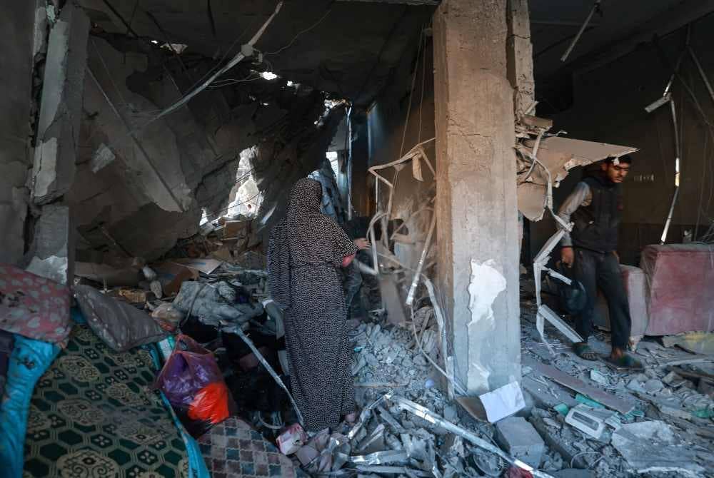 Kebanyakan struktur tersebut berisiko runtuh pada bila-bila masa.