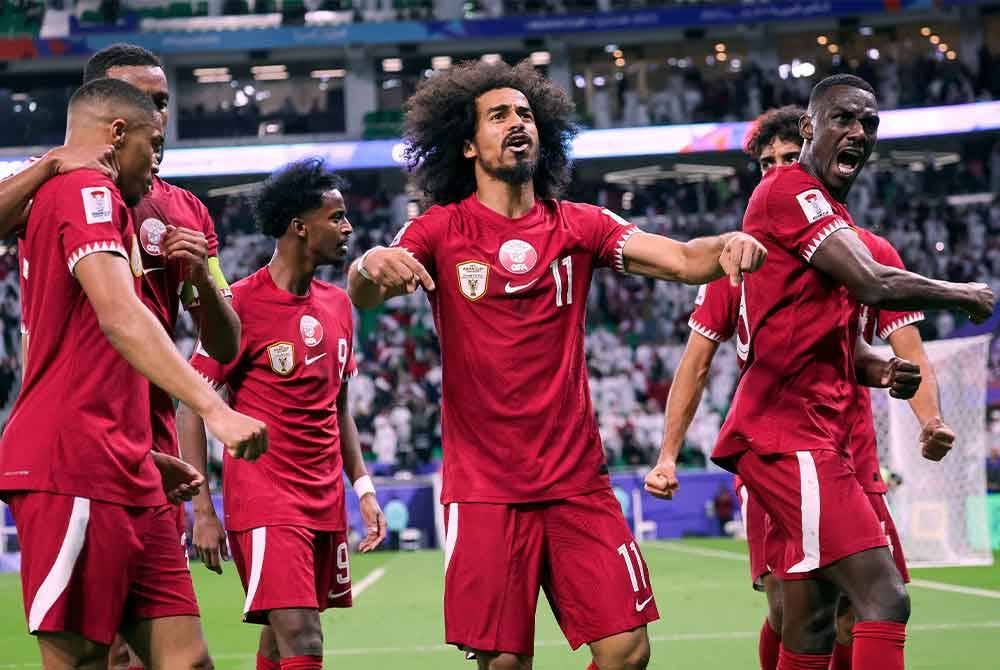 Afif (tengah) meledak satu gol dan membuat bantuan jaringan memastikan Qatar selangkah daripada mempertahankan gelaran. Foto Bernama