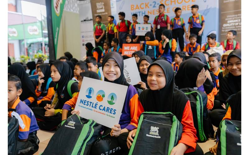 Beberapa murid menerima manfaat menerusi inisiatif tahunan ‘Kembali Ke Sekolah Nestlé Cares’ anjuran Nestlé Malaysia. 