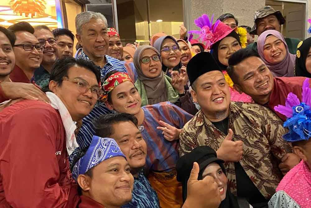 Ahmad Zahid bersama sebahagian warga kementerian pada Perhimpunan Bulanan KKDW di sini pada Khamis.