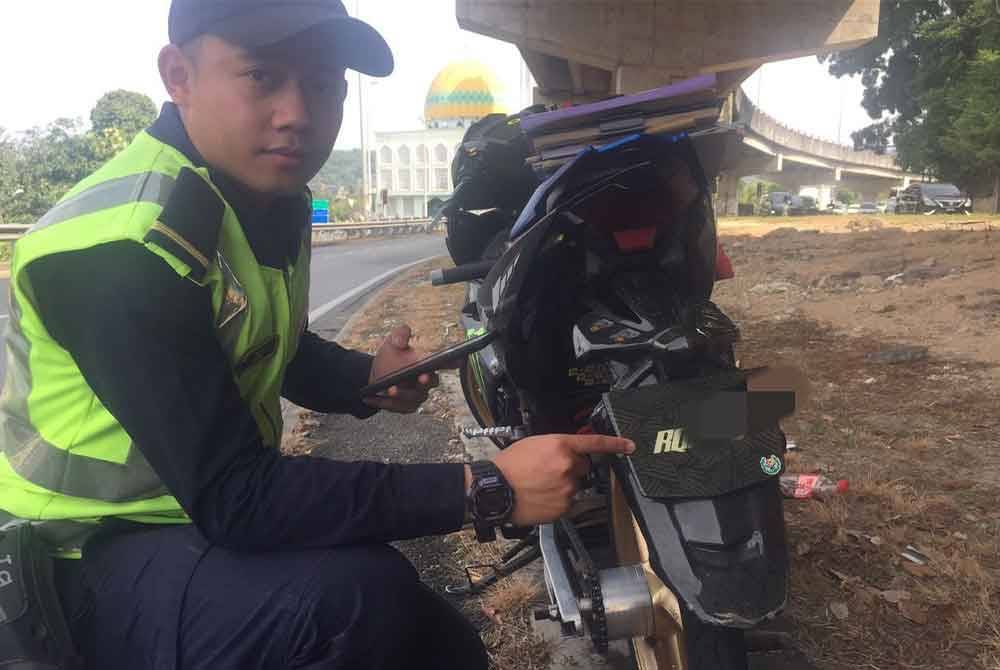 Sebuah motosikal jenis Yamaha Y15ZR yang diubah suai secara melampau disita JPJ pada Rabu.