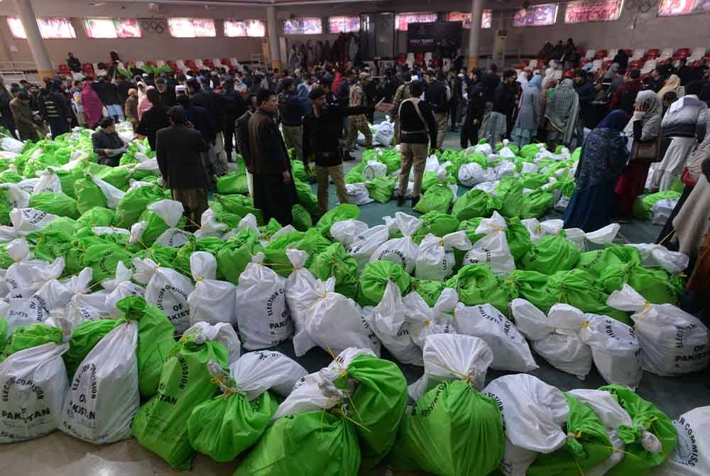 Staf pilihan raya memungut bahan-bahan untuk mengundi di pusat pengagihan di Peshawar, Pakistan pada Rabu, sehari sebelum hari pengundian Pakistan digegarkan dengan serangan bom. Foto Xinhua