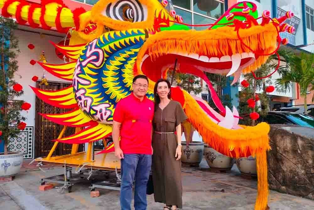 Tian Loo bersama isteri bergambar di kepala naga yang dianggap terbesar di dunia.