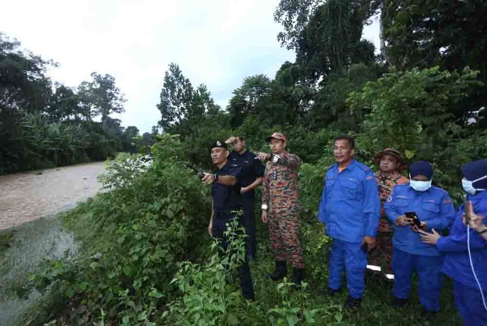 Pasukan penyelamat yang berada di lokasi