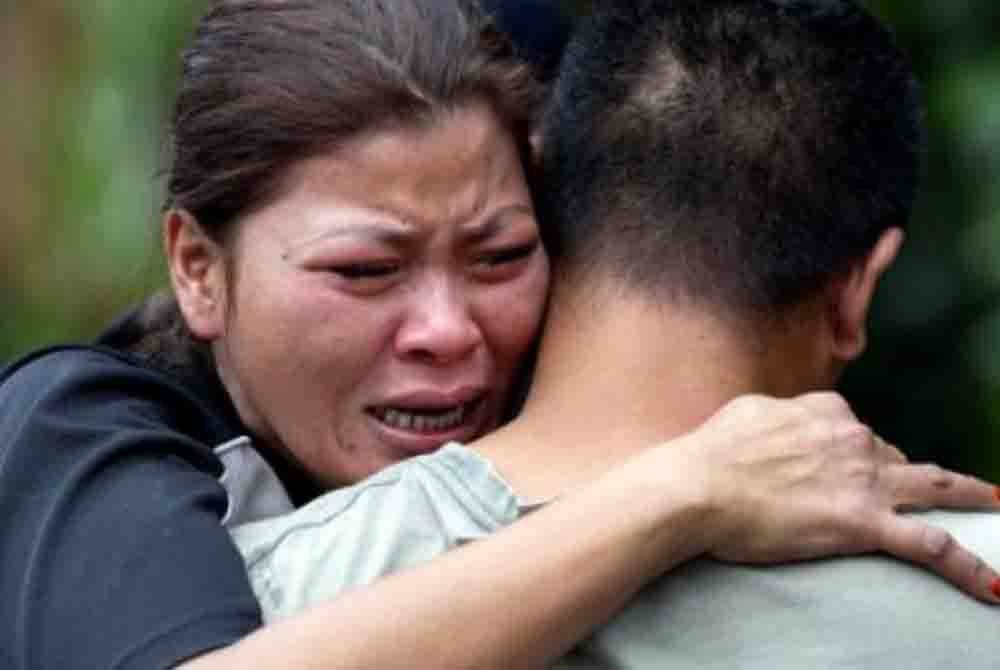 Mangsa tragedi kepala air, Aslinda Bani, 38, tidak dapat menahan kesedihan sejurus menerima berita kematian adiknya, Aszura Bani, 37, ekoran kejadian tersebut di Sungai Kenjur Kampung Poh, Bidor pada Rabu. - Foto Bernama