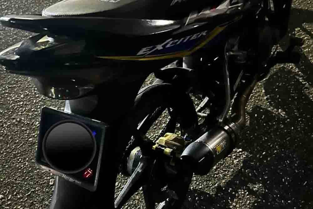 Motosikal yang telah diubah suai ekzos turut disita.