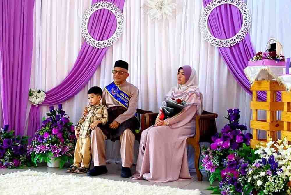 Ahmad Zaki diraikan dalam satu majlis persaraan yang meriah serta gilang-gemilang dengan kehadirah isteri, Zarila serta ahli keluarga.