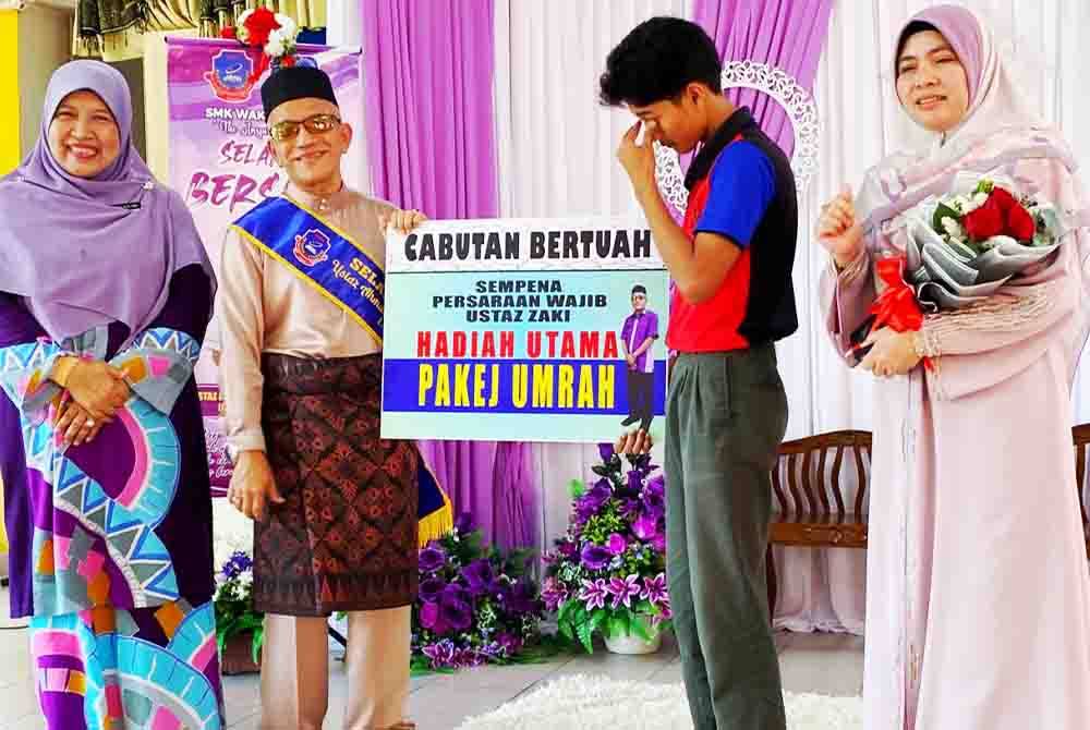 Mohd Danial Hakim, 14, dari Kampung Padang Rokma, Tumpat dilihat tidak dapat menahan sebak sejurus pengacara majlis mengumumkan nombor 118 miliknya sebagai pemenang hadiah utama cabuan bertuah tersebut.