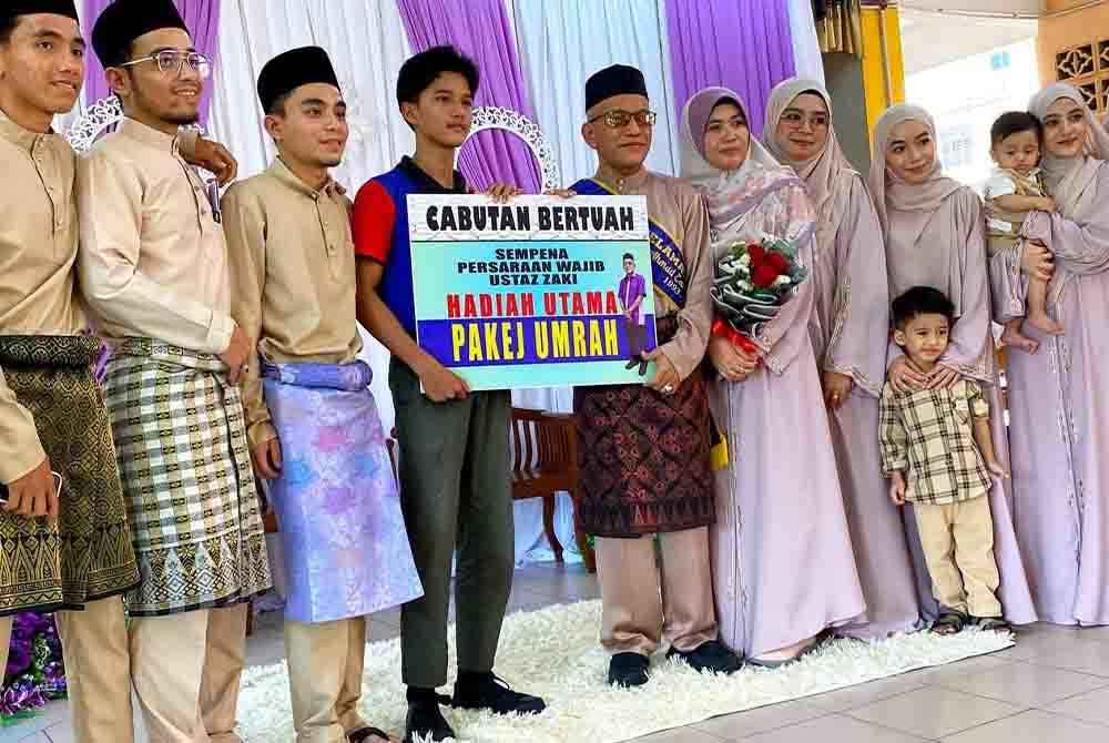 Mohd Danial Hakim bergambar kenangan bersama Ahmad Zaki dan ahli keluarga pada majlis persaraan di SMK Wakaf Bharu, Tumpat pada Khamis.