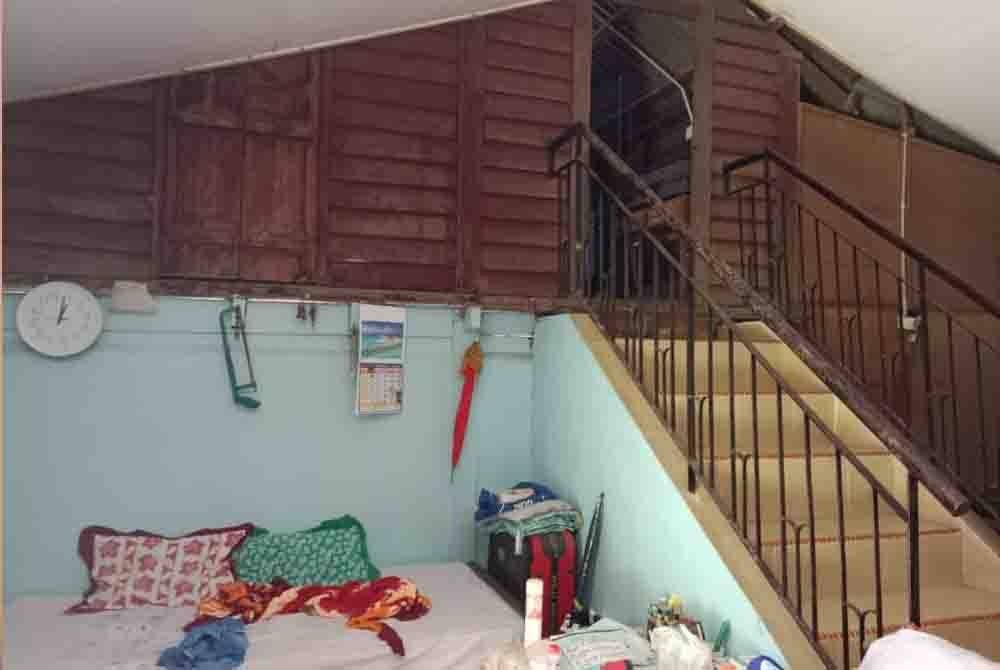 Pintu tengah yang dibuka Pasah untuk melihat keadaan atas rumah.