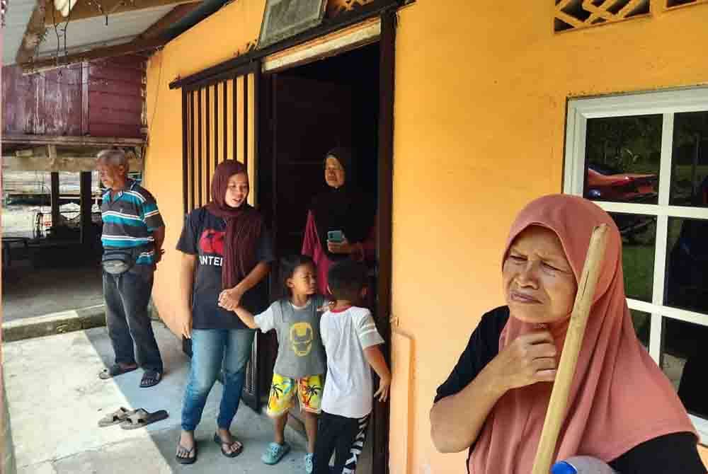 Rogayah (kanan) ketika menceritakan mengenai kejadian itu, turut kelihatan saudara maranya yang lain.