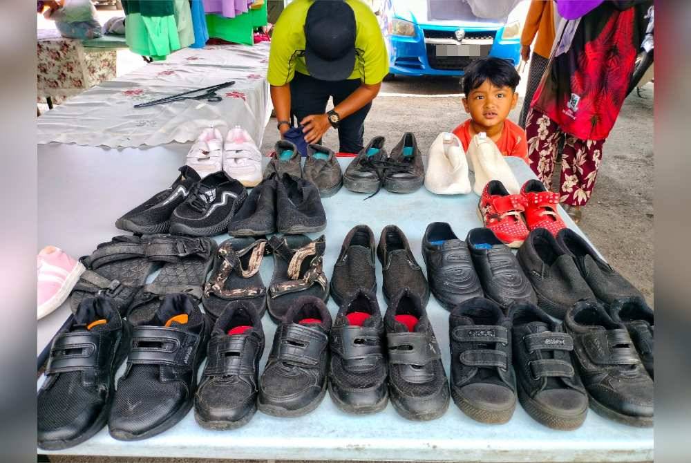Kasut sekolah pelbagai saiz dan jenama turut disediakan untuk golongan kurang bernasib baik.