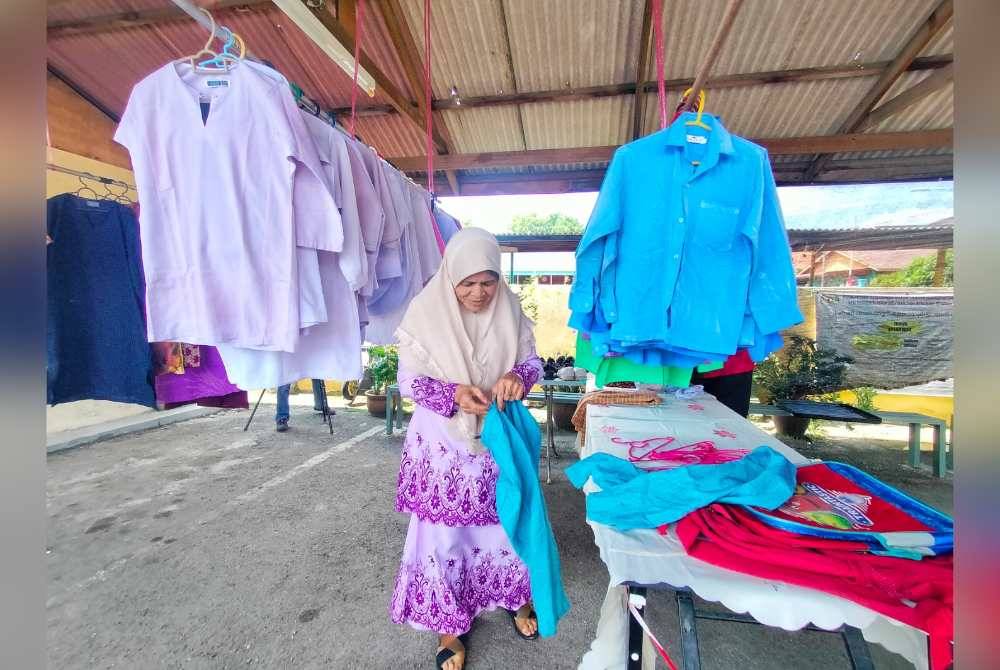Pakaian sekolah percuma yang diberikan kepada murid kurang berkemampuan.
