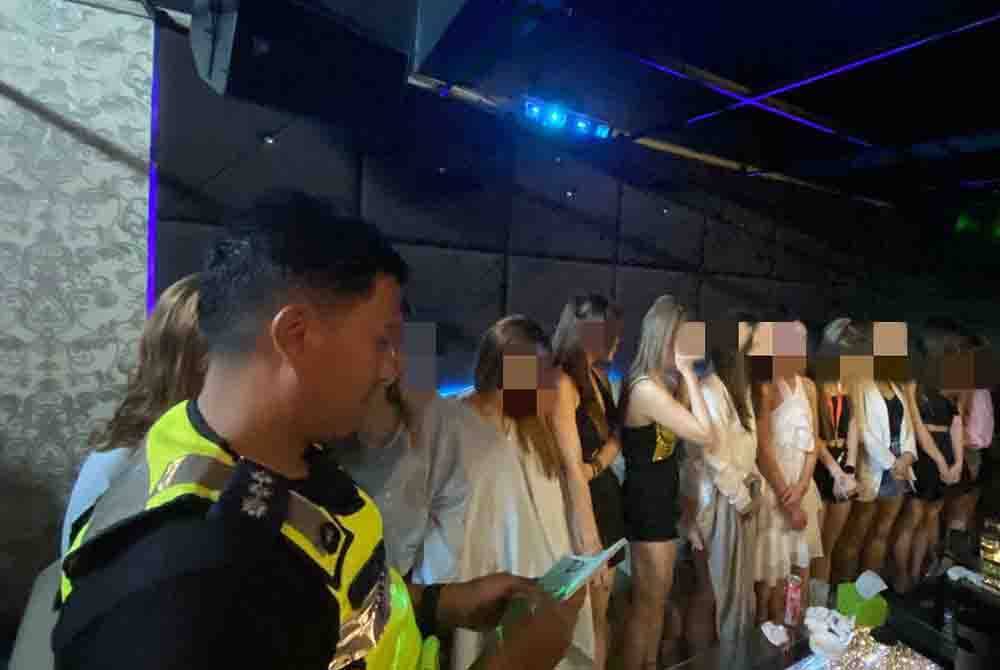 Seramai 11 wanita warga asing disyaki GRO ditahan dalam serbuan di sebuah pusat hiburan di Batu Pahat pada Khamis.