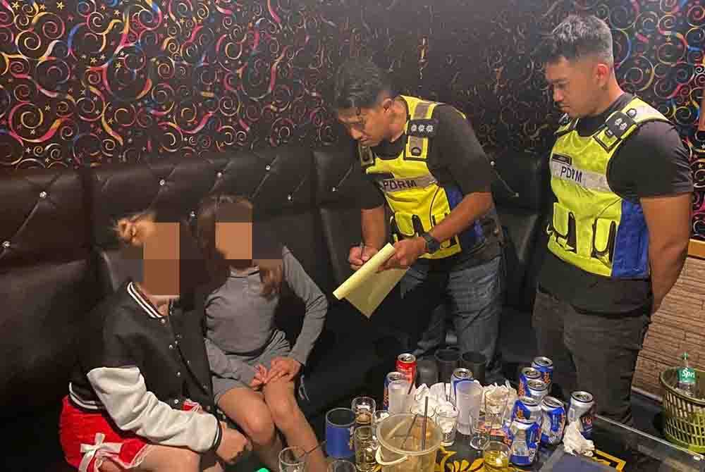 Polis menggempur sebuah pusat hiburan di Batu Pahat pada Khamis.