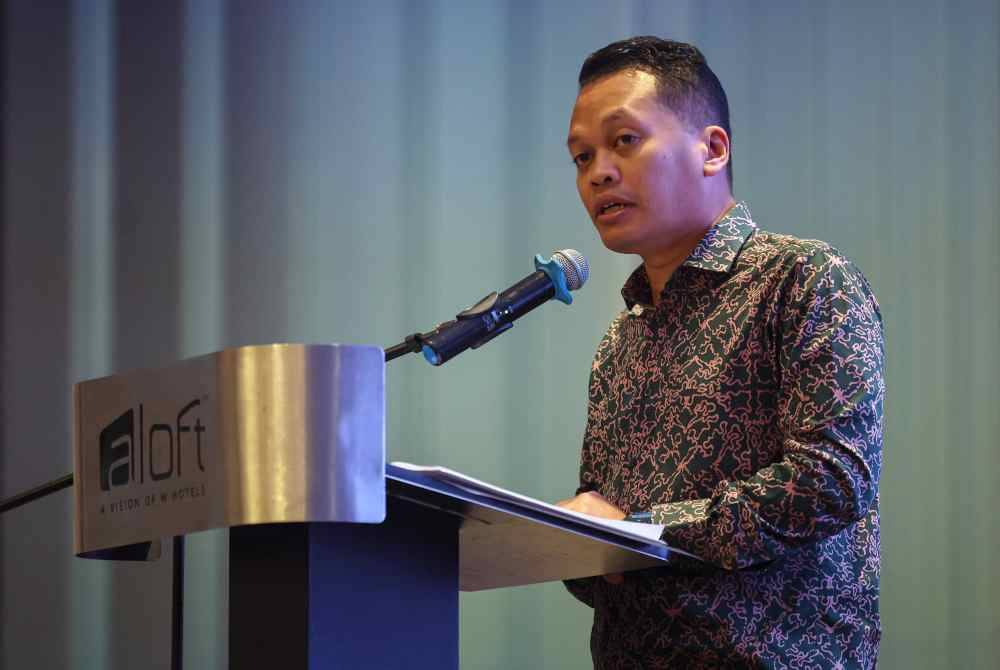 Nik Nazmi menyampaikan ucapan ketika merasmikan Sesi Dialog Pasca Persidangan UNFCCC-COP28 dan RUU Perubahan Iklim di sebuah hotel pada Khamis. Foto Bernama