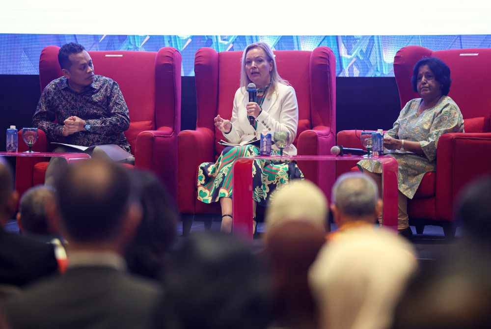 Nik Nazmi ketika mendengar ucapan daripada Ketua Pegawai Kelestarian Petronas, Charlotte Wolff-Bye ketika sesi forum mengenai Persidangan Negara Ahli Kepada Konvensyen Rangka Kerja Perubahan Iklim Pertubuhan Bangsa-Bangsa Bersatu Ke-28 (UNFCCC-COP28) di sebuah hotel pada Khamis. Foto Bernama