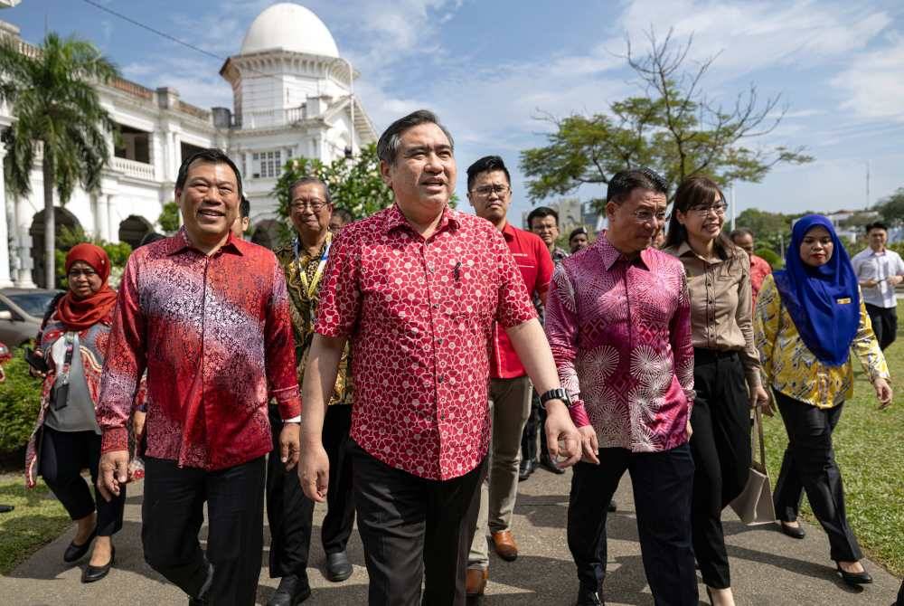Anthony (tengah) hadir pada Majlis Pelancaran Sistem Pembayaran Terbuka KTMB dan Edaran Pek Cenderahati sempena cuti perayaan Tahun Baharu Cina di Stesen Keretapi Ipoh pada Khamis. Foto Bernama