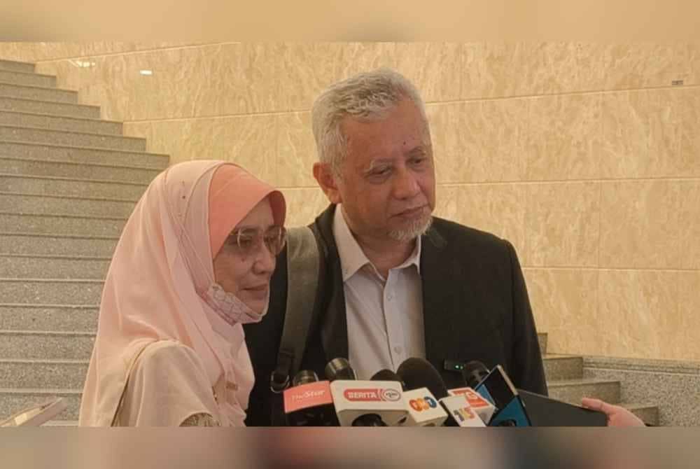 Che Elainee (kiri) hadir di Mahkamah Rayuan di Putrajaya pada Khamis, untuk mendengar kes rayuan pendakwaan berhubung keputusan Mahkamah Tinggi Shah Alam yang melepaskan dan membebaskan Samirah serta dua remaja daripada pertuduhan membunuh Nazrin.