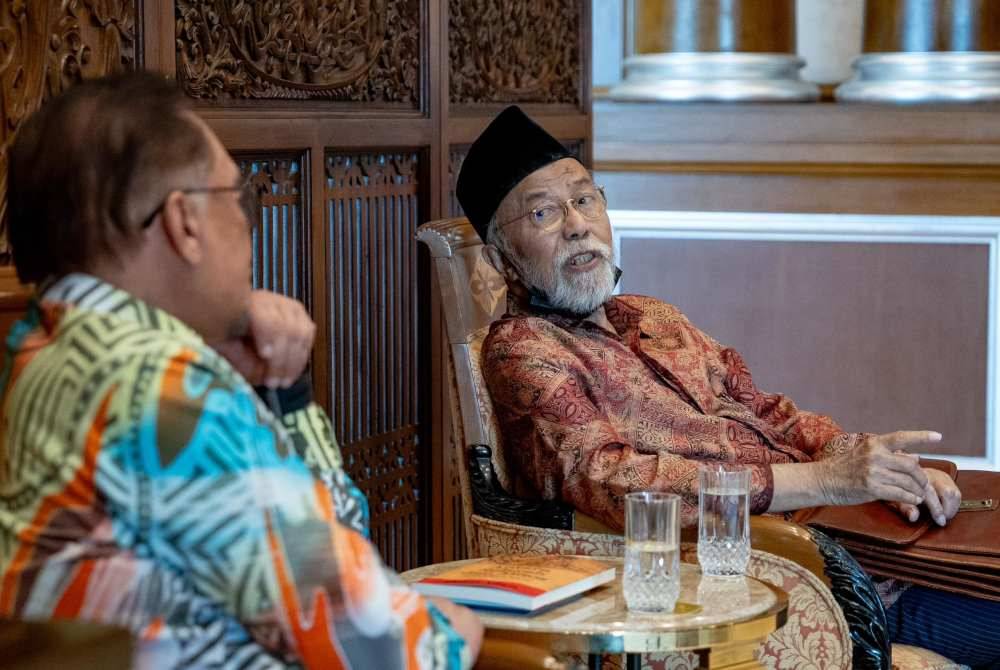 Ahmat merupakan Profesor Emeritus dalam bidang ilmu sejarah, mula bergiat menulis sejak 1970-an. Foto FB Anwar Ibrahim