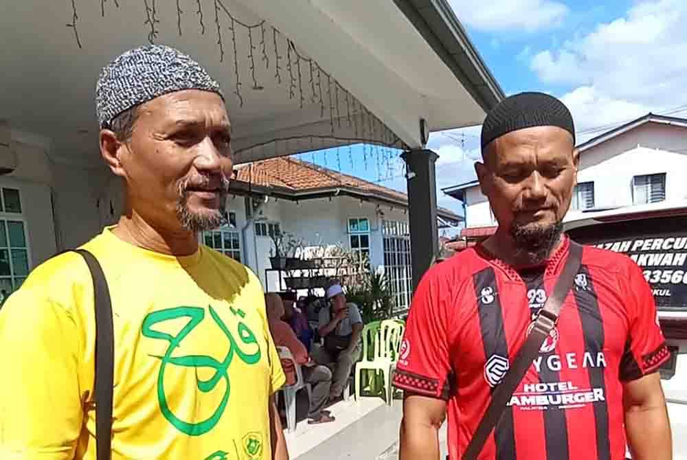 Mohd Farouk (kiri) dan Mohd Feriza ketika ditemui di kediaman arwah di Alor Semadom, di sini.