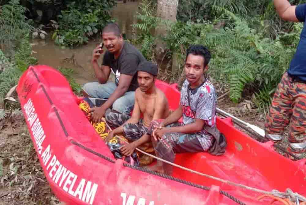 Ahli keluarga dan rakan mangsa hadir di lokasi kejadian.