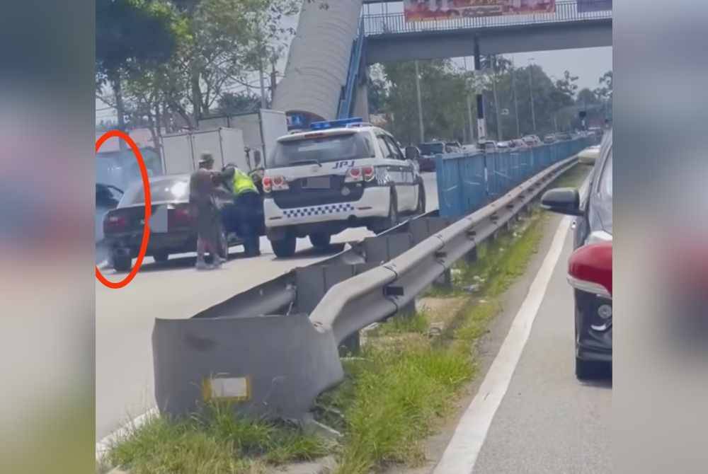 Tangkap layar memaparkan seorang lelaki yang melarikan diri daripada pemeriksaan JPJ di Telok Panglima Garang, Kuala Langat Isnin lalu.