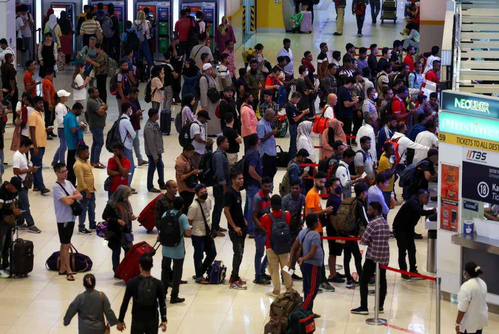 Orang ramai beratur panjang untuk membeli tiket balik ke kampung halaman masing-masing sempena cuti Tahun Baharu Cina ketika tinjauan di Terminal Bersepadu Selatan (TBS) pada Khamis. Foto Bernama