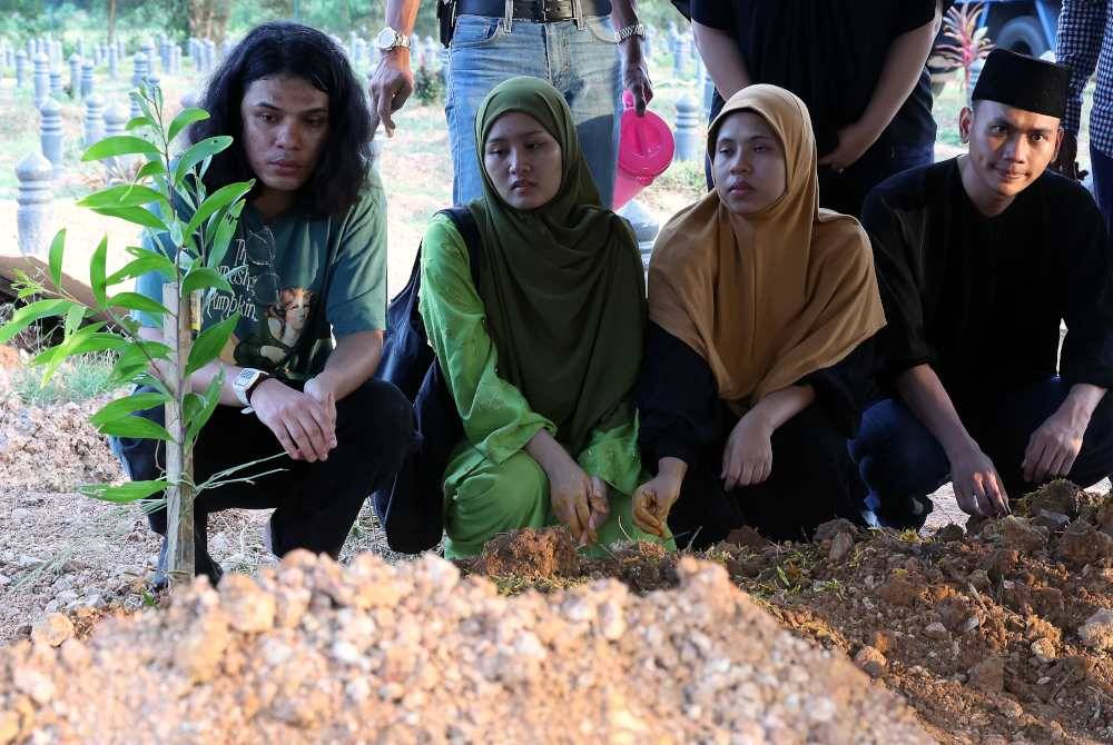 Jenazah Mohd Azraai Khor selamat dikebumikan di Tanah Perkuburan Islam Taman Uda pada Khamis. Foto Bernama