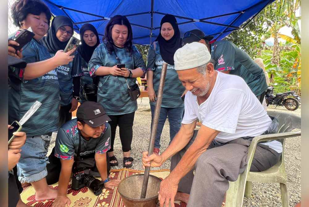 Pengunjung didedahkan dengan aktiviti membuat kopi tumbuk.