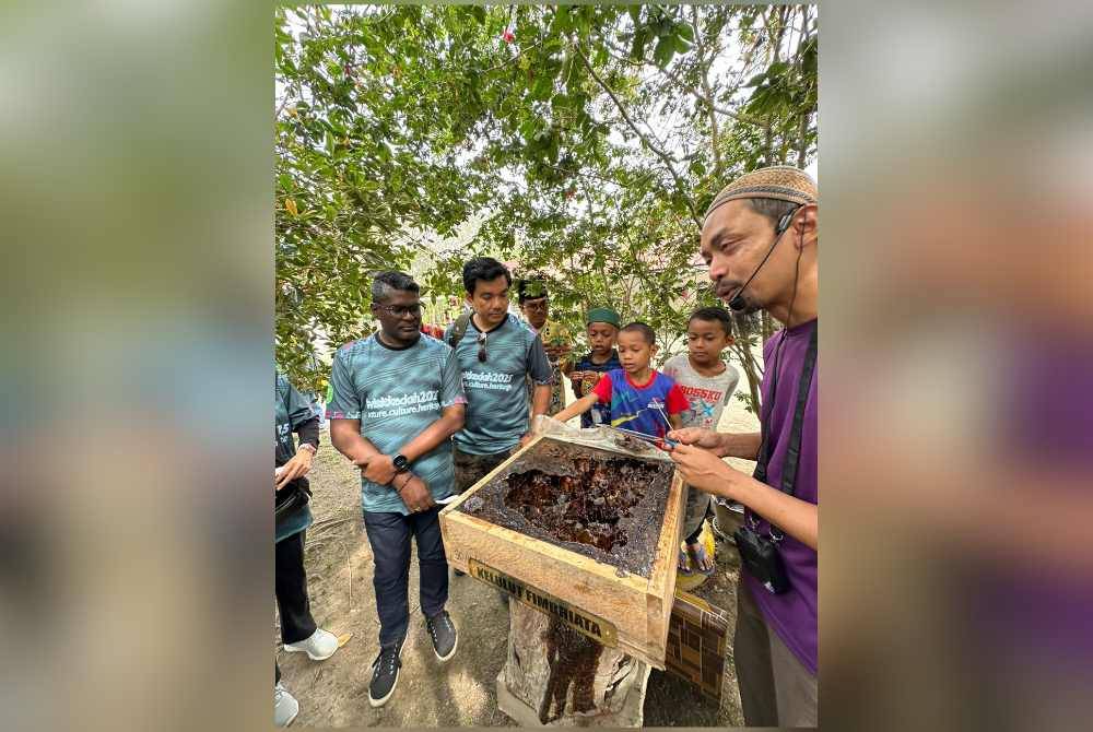 Penduduk Sedim memberi penerangan tentang pembuatan madu kelulut.