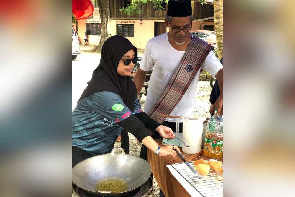 Pengunjung dapat merasai sendiri pengalaman membuat kuih tradisional.