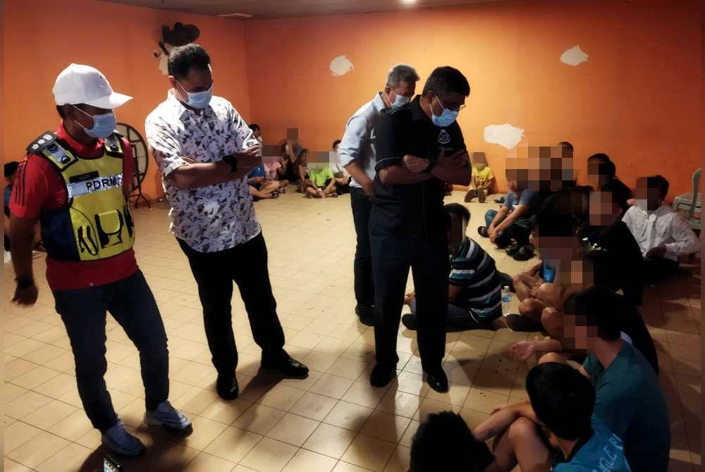 Allaudeen (berdiri, tiga dari kiri) menyoal siasat individu yang ditahan dalam Op Noda, pada Khamis.